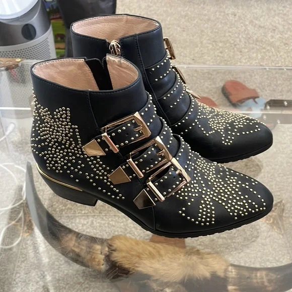 Inspired black boots w gold hardware - Picture 2 of 6